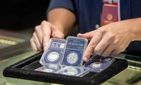 Giá bạc giảm trong phiên đầu tuần