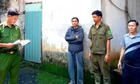 Thi hành lệnh khám xét khẩn cấp chỗ ở, tạm giữ Nguyễn Thị Thanh Thúy SN 1979