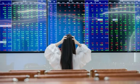 VN-Index thủng 1.700 điểm
