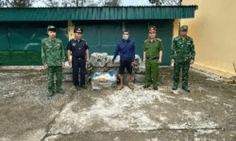 Kiểm tra một bè chở hàng chứa 16 bao tải dứa màu xanh, bắt giữ Nguyễn Văn Lực sinh năm 1976