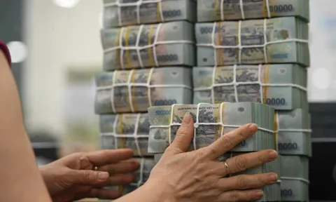 Người dân gửi tiền vào ngân hàng cao kỷ lục