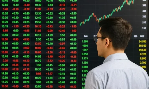 Giá cổ phiếu lao dốc, nhà đầu tư 'bắt đáy' cẩn trọng
