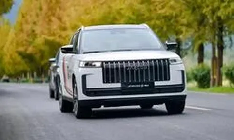 Ô tô điện, hybrid dồn dập ra mắt khách Việt