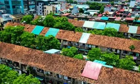 Khu tập thể cũ xuống cấp, người dân nép sát tường vẫn sợ vữa rơi
