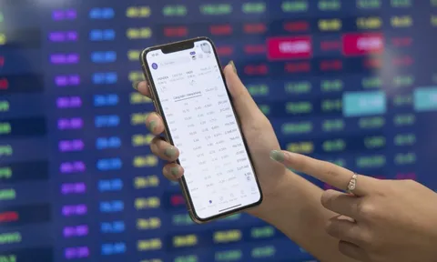 Mua cổ phiếu nào từ nay đến cuối năm?