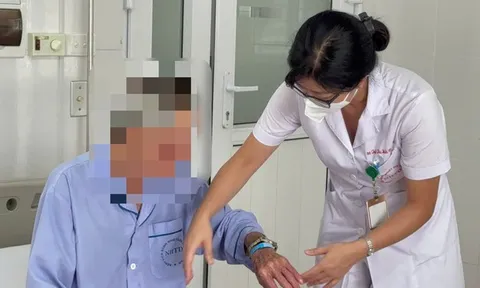Người đàn ông 41 tuổi yếu tay chân, không thể tự đi lại vì lý do này