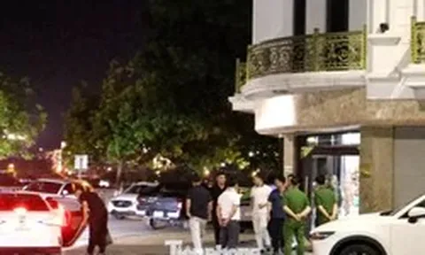 Công an rời nhà Hải Sapa TV lúc nửa đêm, người dân hiếu kỳ vẫn ùn ùn kéo đến