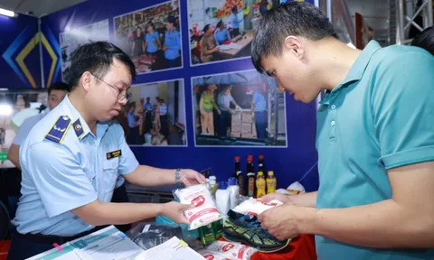 Soi “hàng giả” khác “hàng thật” ngay tại hội chợ lớn nhất miền Trung – Tây Nguyên