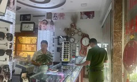 Kiểm tra cửa hàng đồng hồ, khởi tố ông chủ Nguyễn An Bình SN 1990