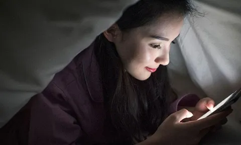 Vừa mở mắt đã cầm điện thoại: Não bộ đang "lãnh đủ" điều gì?