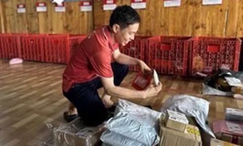 Đơn hàng online - Từ một cú chạm trên điện thoại đến những cung đường ngoài đời thực