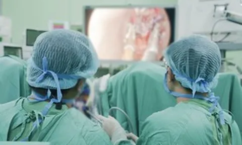 Từ biểu hiện lạ, người đàn ông phát hiện 2 khối u ác tính