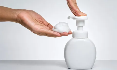 Phát hiện 2 lô dung dịch vệ sinh phụ nữ Rolux AF là hàng giả