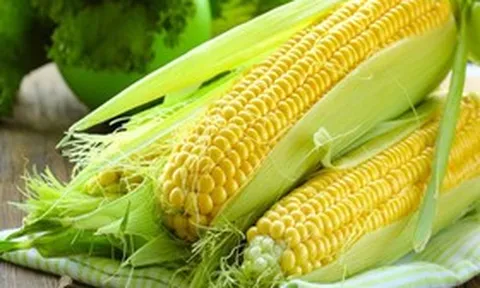 Hai phần "bổ" của bắp ngô thường bị bỏ đi, nhất cái số 1 nhà nào cũng gặp
