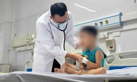 Trẻ sốt 40 độ vì Adenovirus, bác sĩ cảnh báo điều cha mẹ dễ bỏ qua