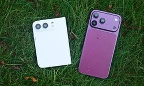 Mô hình iPhone 18 Pro Max đỏ cherry và iPhone Ultra trắng