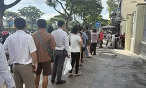 Sau khai giảng, phụ huynh TP.HCM vẫn xếp hàng mua sách giáo khoa cho con