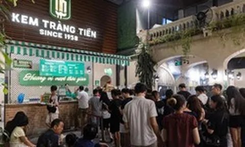 Khách ùn ùn kéo đến trước khi cửa hàng kem Tràng Tiền gần 70 năm tuổi đóng cửa