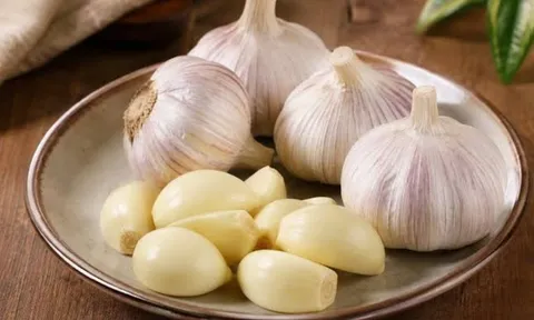 Ăn tỏi sống mỗi ngày suốt 5 tháng, người đàn ông 28 tuổi ngỡ ngàng khi đi khám