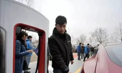 Nếu bán chính hãng ở Việt Nam, xe điện Tesla sẽ sạc thế nào?