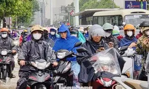 Giao thông hỗn loạn vì mưa lớn, gần trưa người dân vẫn 'chôn chân' giữa biển xe trên đường