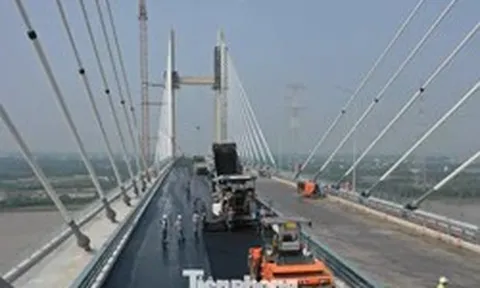 Cầu dây văng thuộc top cao nhất Việt Nam băng băng về đích