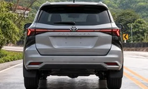 Toyota Fortuner đời mới lộ diện trên đường với cụm đèn LED kiểu mới, dễ ra mắt năm sau cạnh tranh Everest