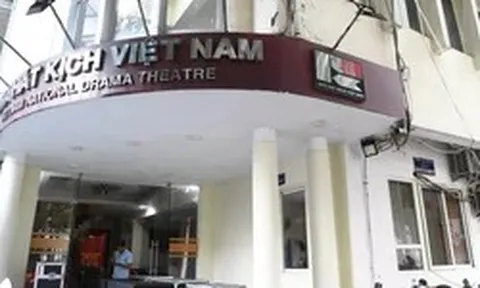 Ngự trên khu đất vàng, Nhà hát Kịch Việt Nam xập xệ, mưa dột tứ phía