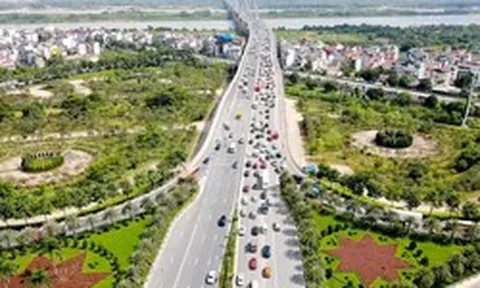 Cầu Nhật Tân trước ngày thí điểm: Dòng xe ùn ứ theo vạch đo cự ly an toàn