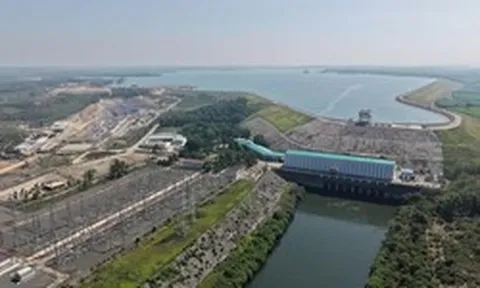 Dự kiến đào 400.000 m³ đất đá, xây 48.000 m³ bê tông, lắp hơn 2.100 tấn thiết bị trong 3 tháng cuối năm để tăng tốc mở rộng công trình 35 năm tuổi do Liên Xô giúp Việt Nam xây dựng
