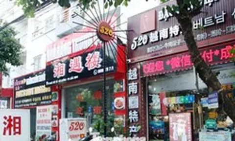 Biển hiệu chữ nước ngoài 'lấn át' tiếng Việt trên đường phố Bắc Ninh