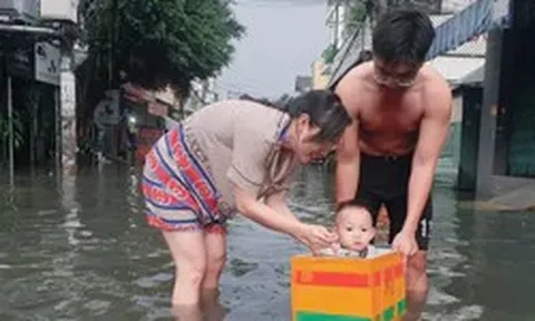 Mưa không kéo dài, nhiều tuyến đường ở TPHCM vẫn ngập sâu
