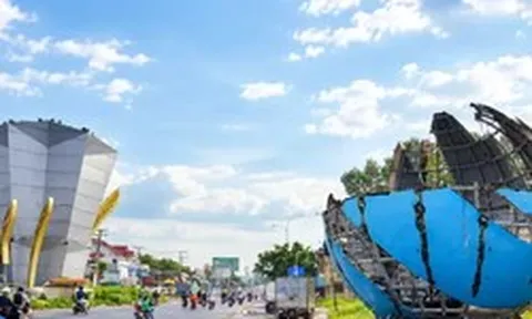Tháo dỡ quả cầu thép 18 tấn ở cổng chào