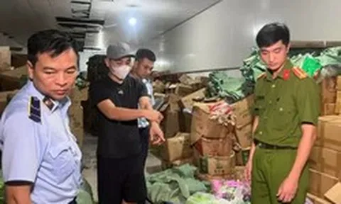 Hà Nội: Khởi tố chủ cơ sở sản xuất bánh, kẹo giả, 'đội lốt' hàng ngoại