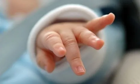 Bé 33 ngày tuổi lờ đờ, thiếu máu nặng sau khi được hàng xóm dùng kim khâu chữa bệnh