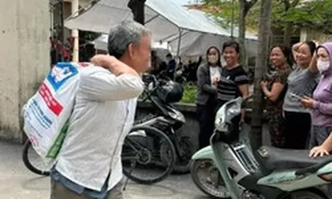 Người dân nhận bao tải tiền bồi thường giải phóng mặt bằng: Có rủi ro?