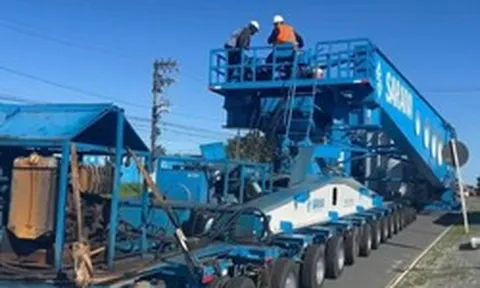 Phát hiện một thiết bị dài hơn 11m, nặng 250 tấn được vận chuyển bằng đoàn xe hộ tống, âm thầm thực hiện một nhiệm vụ quan trọng