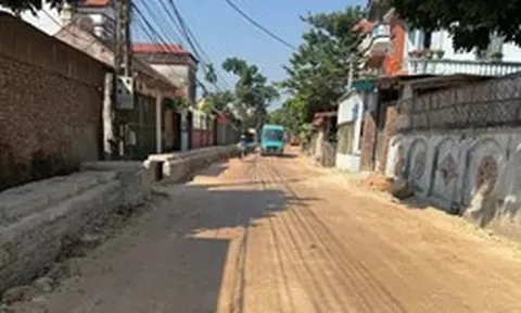 Hà Nội: Dở khóc dở cười bắc ván vào nhà vì cống thoát nước cao như 'tường thành'