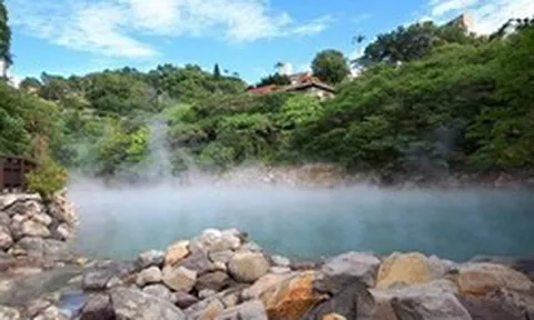 Cách Hà Nội không xa, nơi này sở hữu suối khoáng nóng tự nhiên gắn với tầng đá cổ 250 triệu năm, là nơi nhiều người tìm tới để chăm sóc sức khỏe