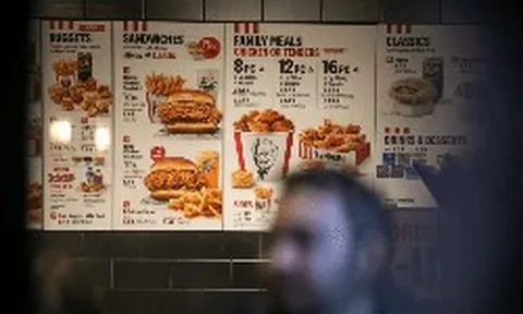 Lần đầu tiên sau 40 năm, KFC đổi nhà cung cấp nước ngọt thành Coca-Cola, loại bỏ PepsiCo