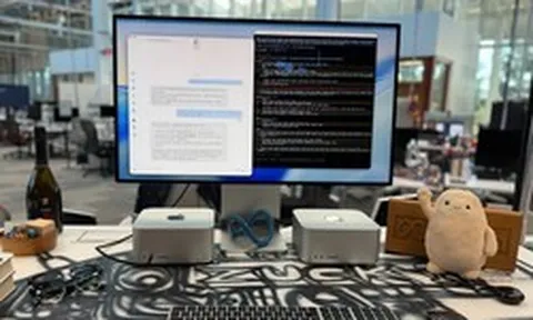 Ông chủ Facebook khoe góc làm việc trên mạng xã hội của Elon Musk: Phát hiện chiếc bàn hơn 5.000 tỷ và 2 máy tính Apple hàng hiếm