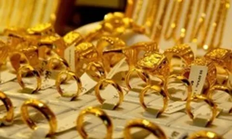 Mua vàng trả tiền mặt có mâu thuẫn với quy định thuế hay không?