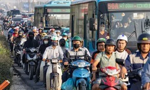 Cầu Thăng Long ken đặc xe cộ giờ cao điểm sau khi dựng rào chắn thi công