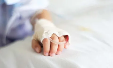 Bé trai 16 tháng tuổi uống nhầm dầu thắp đèn thờ