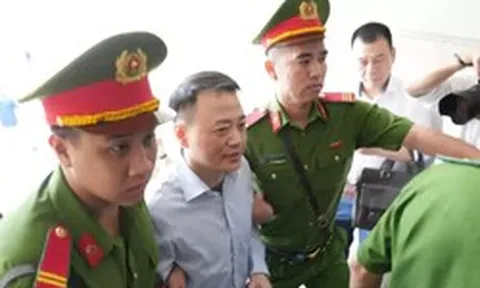 Cảnh sát dẫn giải Mr Pips, Shark Bình cùng đồng phạm đến tòa