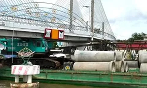 Sà lan chở cần cẩu đâm lệch cầu dây văng ở Cà Mau, khẩn cấp phong tỏa