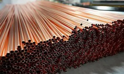 Không phải vàng bạc, một kim loại từng được đúc thỏi bán ở Việt Nam đang 'cháy hàng' trên mọi mặt trận