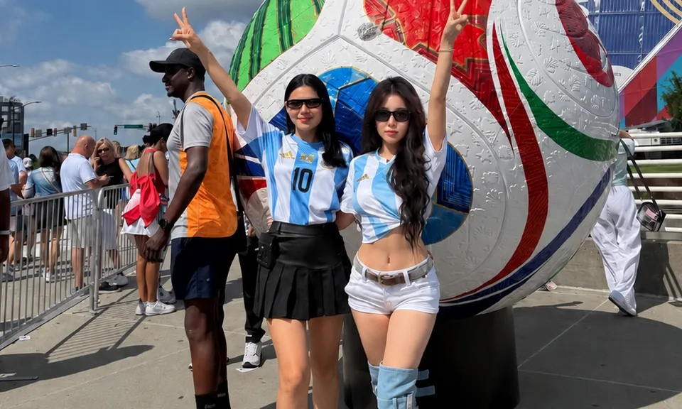 Hồ Quỳnh Hương gây sốt mạng xã hội khi trực tiếp check-in trên khán đài World Cup 2026