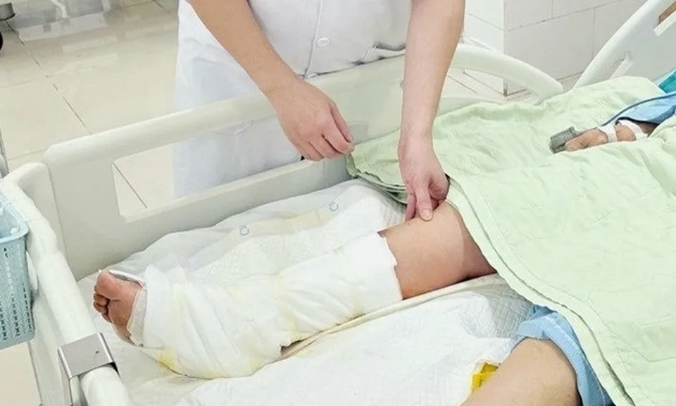 Người phụ nữ 65 tuổi nguy cơ mất chân sau khi đắp loại lá quen thuộc